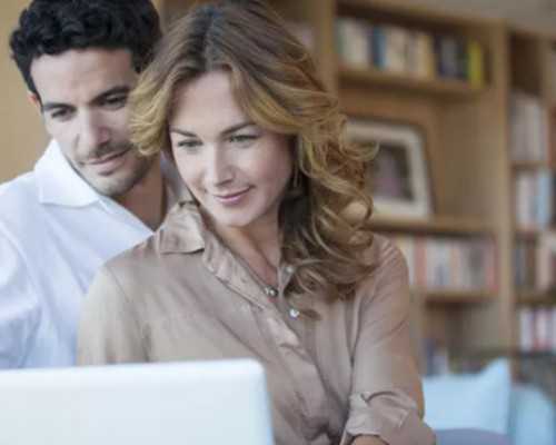 古玩迷局小说,“大哥成”李子雄戴上假发后神似梁朝伟，娶小23岁娇妻生活幸福